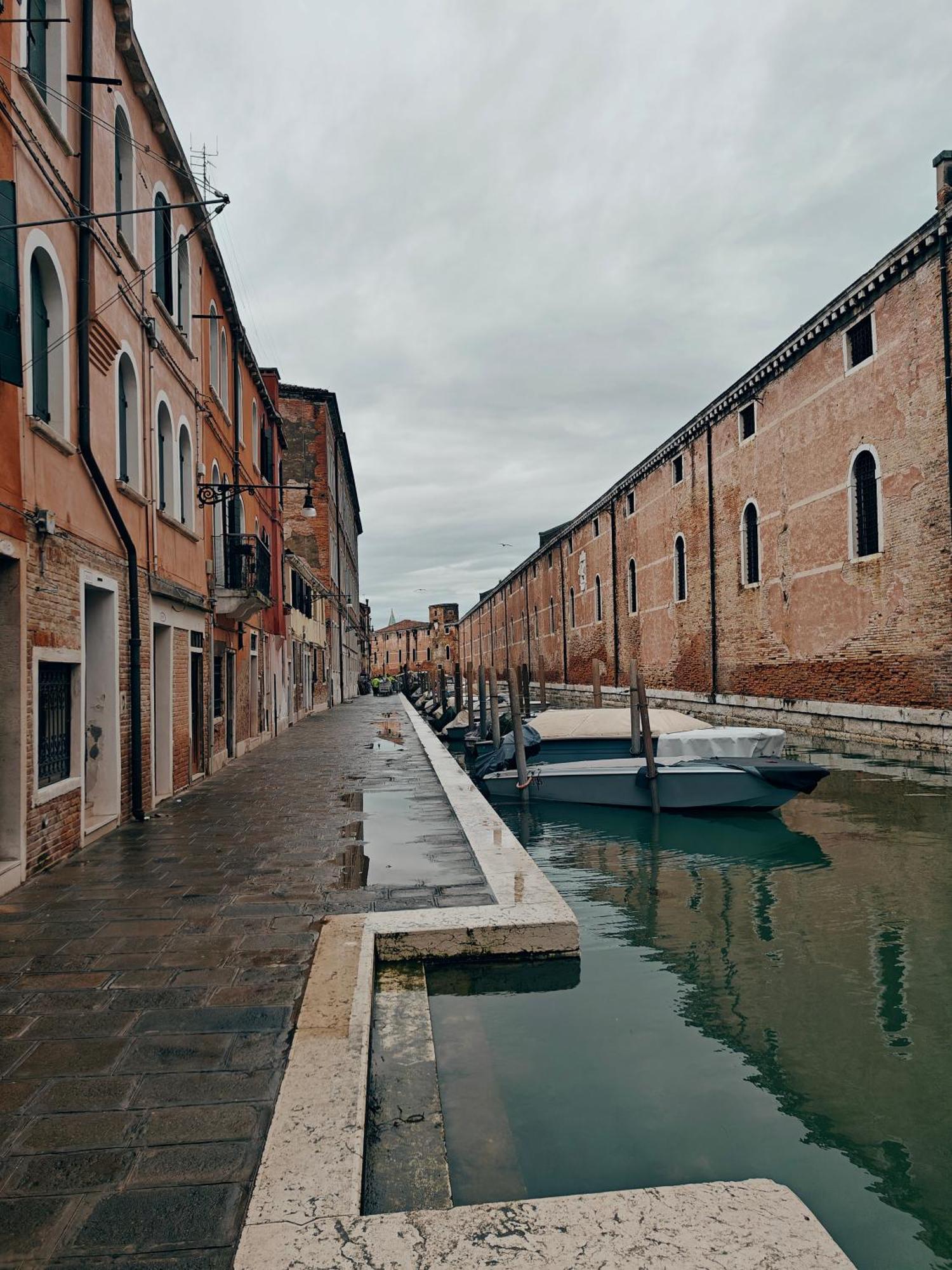 Castello Canal View Venice Exterior photo